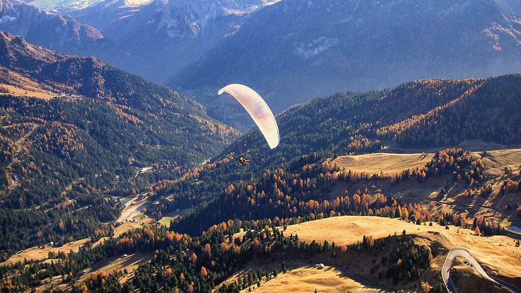 Mit dem Paraglider die Dolomiten von oben entdecken