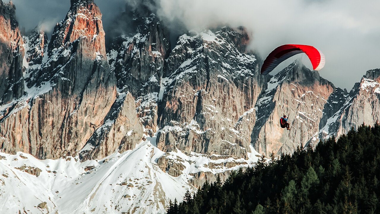 parapendio_dolomiti_invernali_dreamstime_ivan_kurmyshov