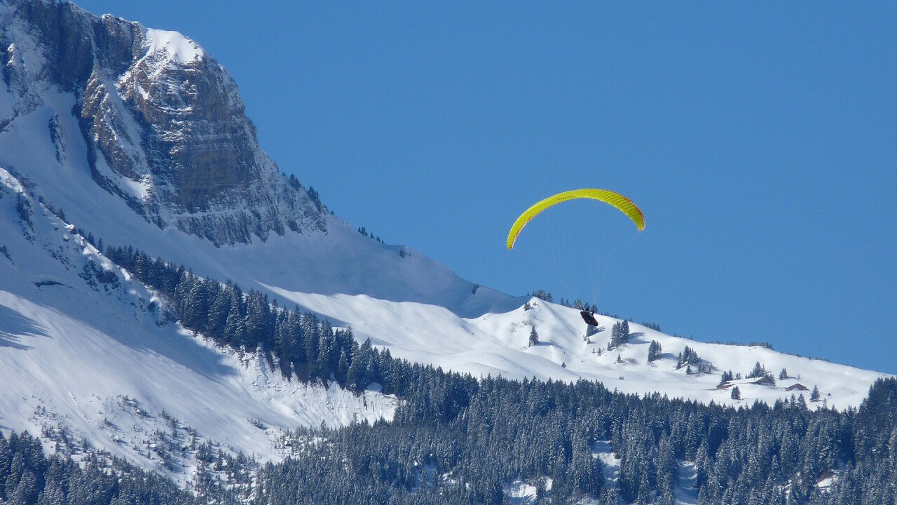 parapendio_invernale_montagna_pixabay_sweetaholic