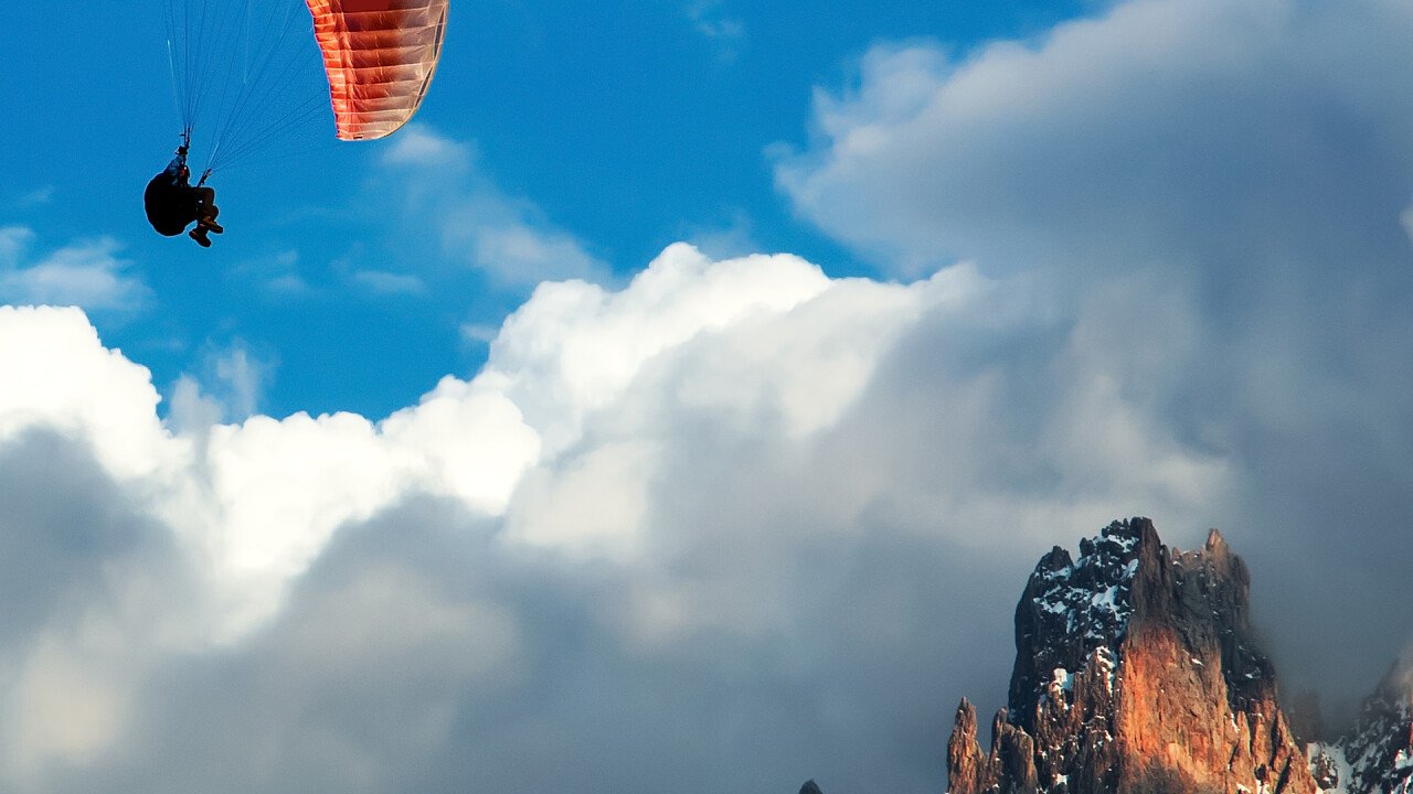 volare_sopra_le_dolomiti_parapendio_dreamstime_ivan_kurmyshov