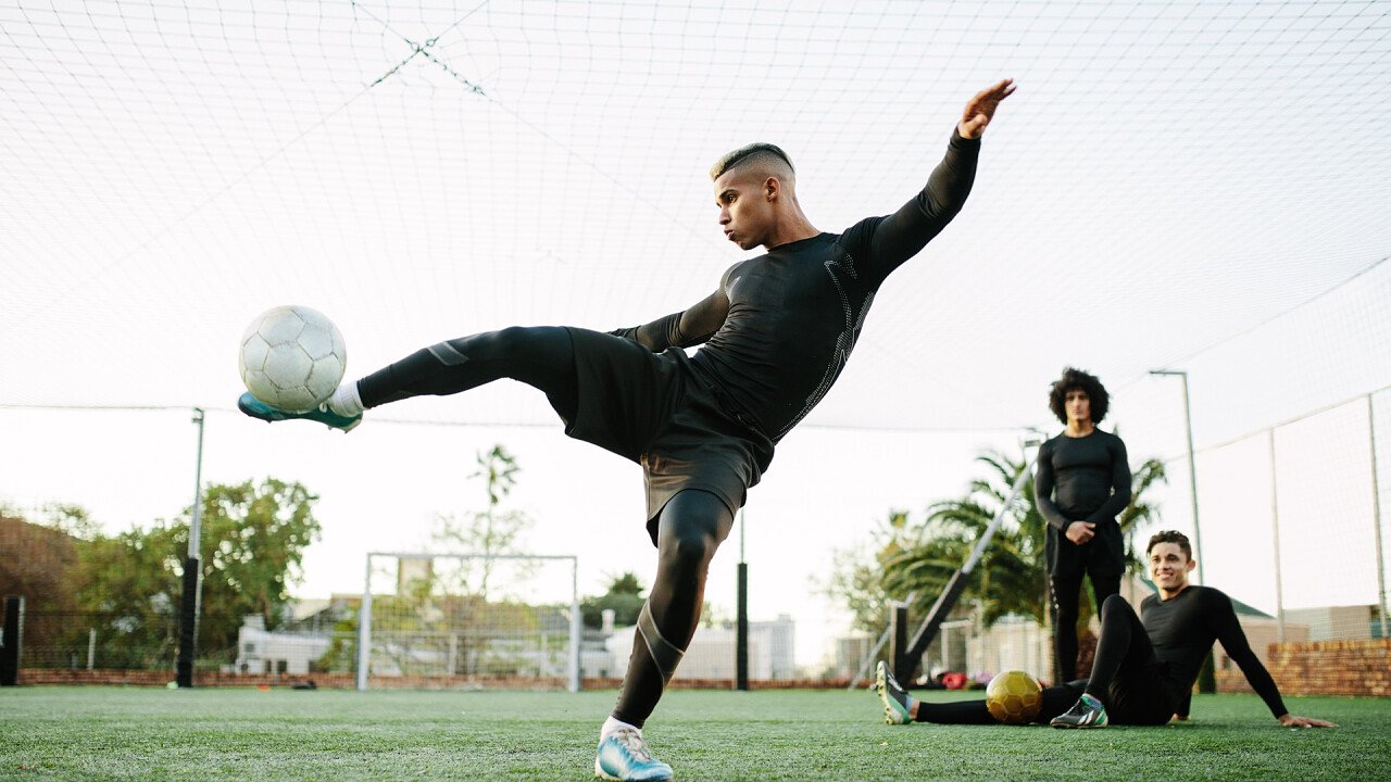 adulto_tiro_pallone_calcio_shutterstock