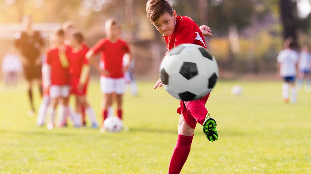 bambino_tiro_pallone_calcio_shutterstock