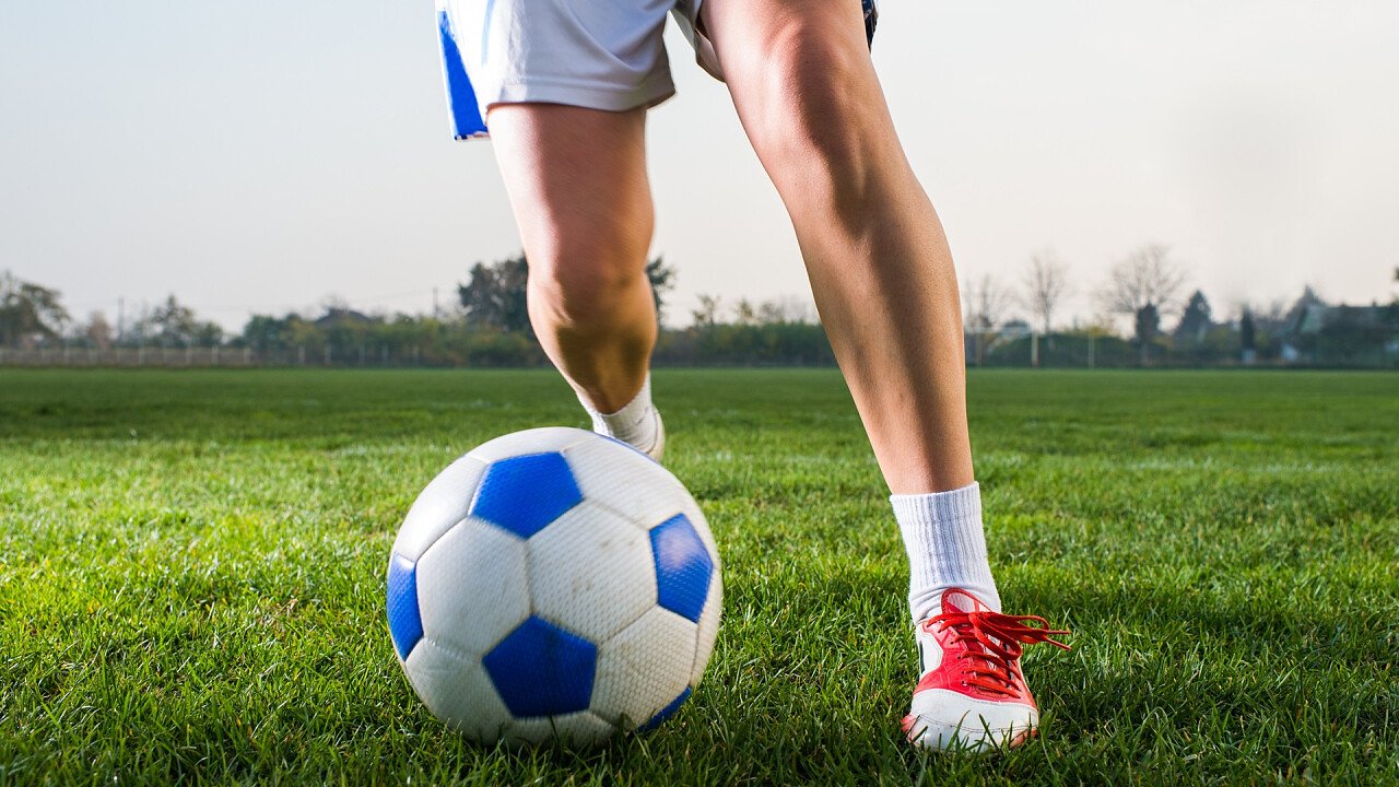 calciatore_palla_calcio_shutterstock