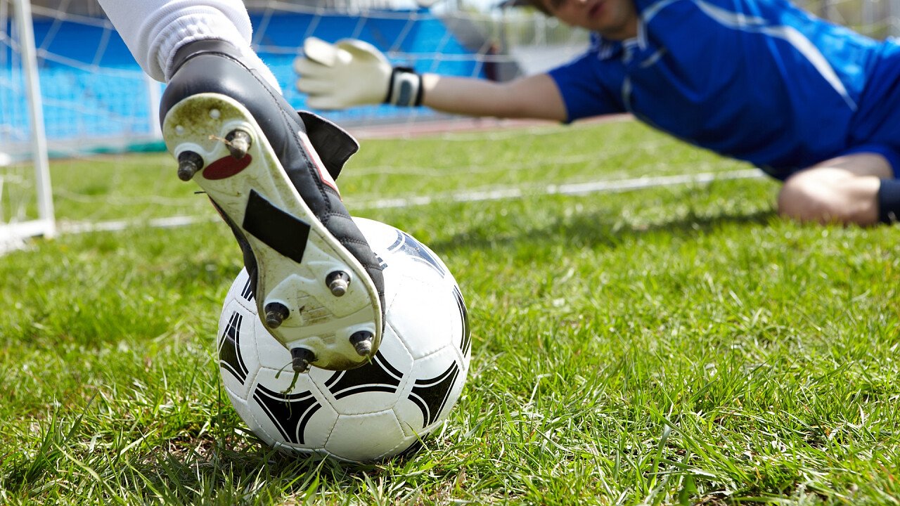 calcio_in_porta_portiere_shutterstock
