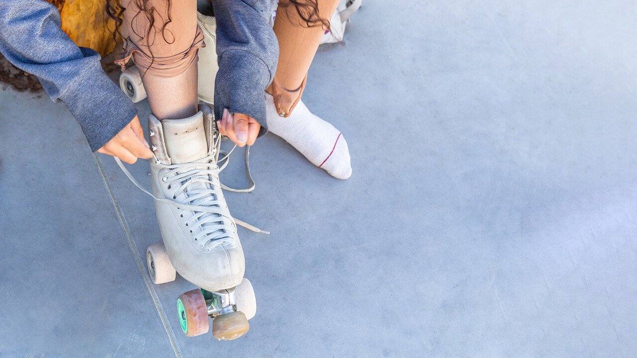 bambina_indossare_pattini_artistici_shutterstock