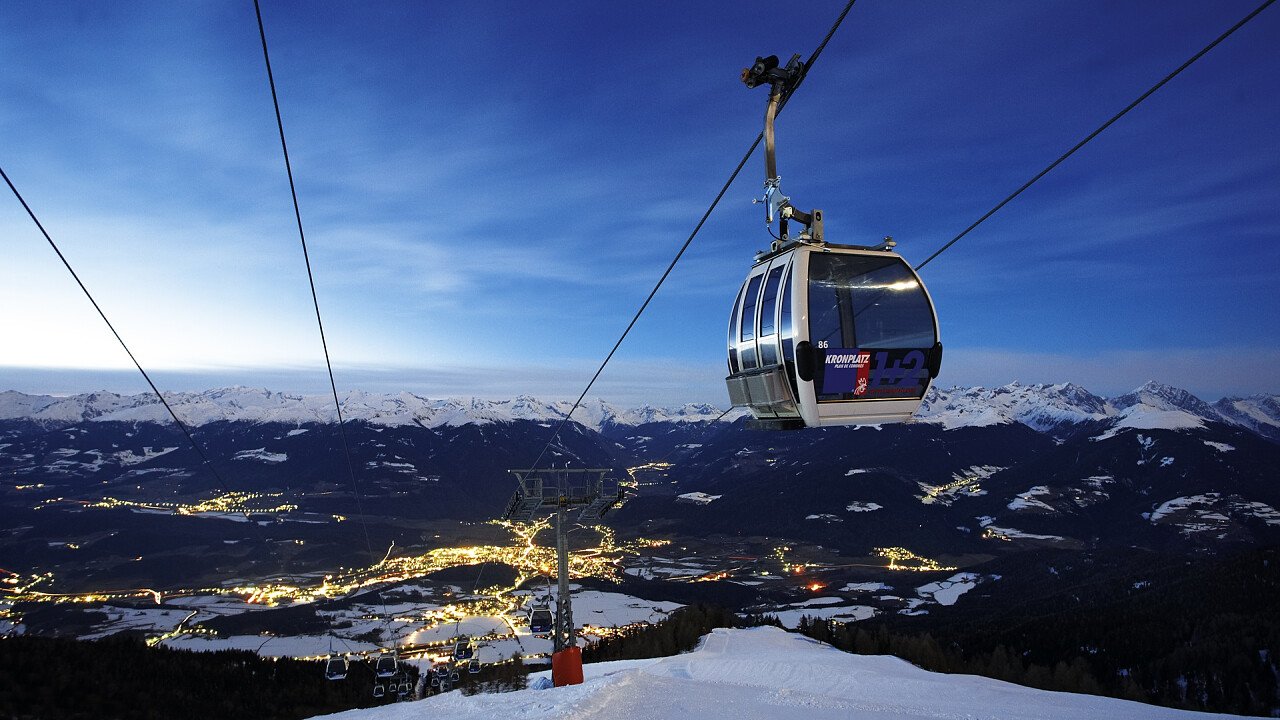 Vista notturna skiarea Plan de Corones