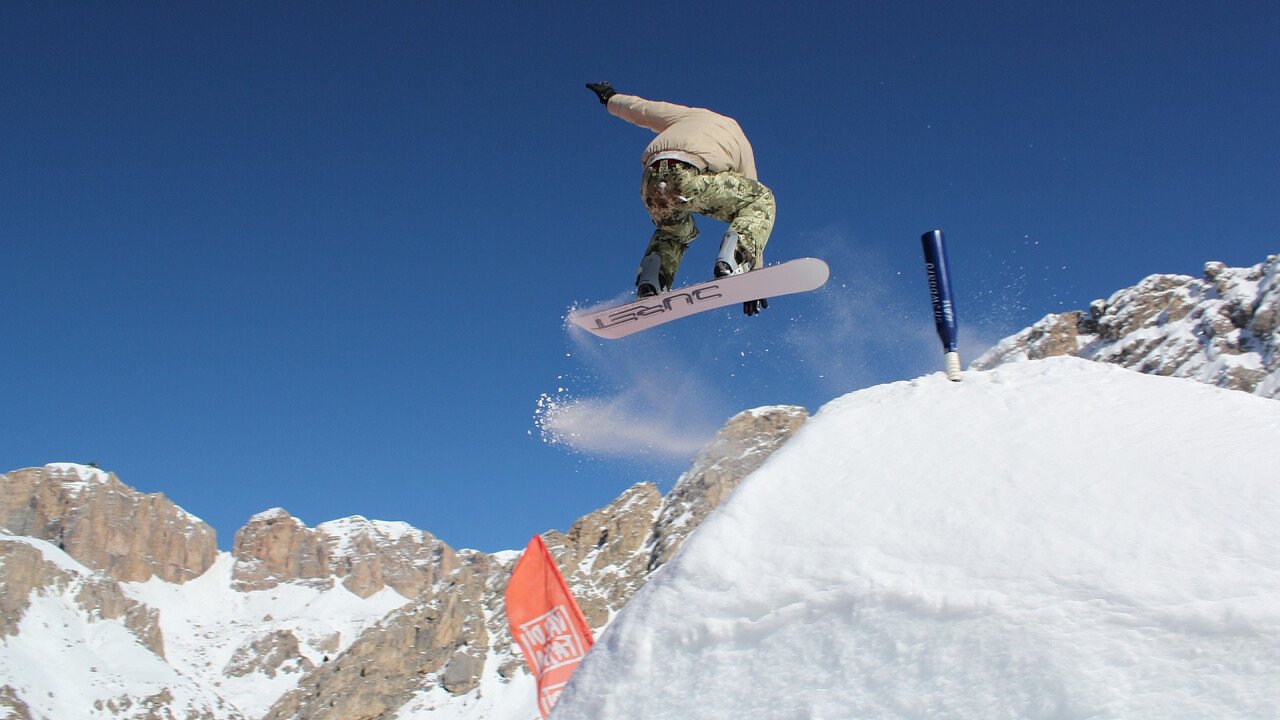 Snowboard-Springen im Snowpark von Canazei