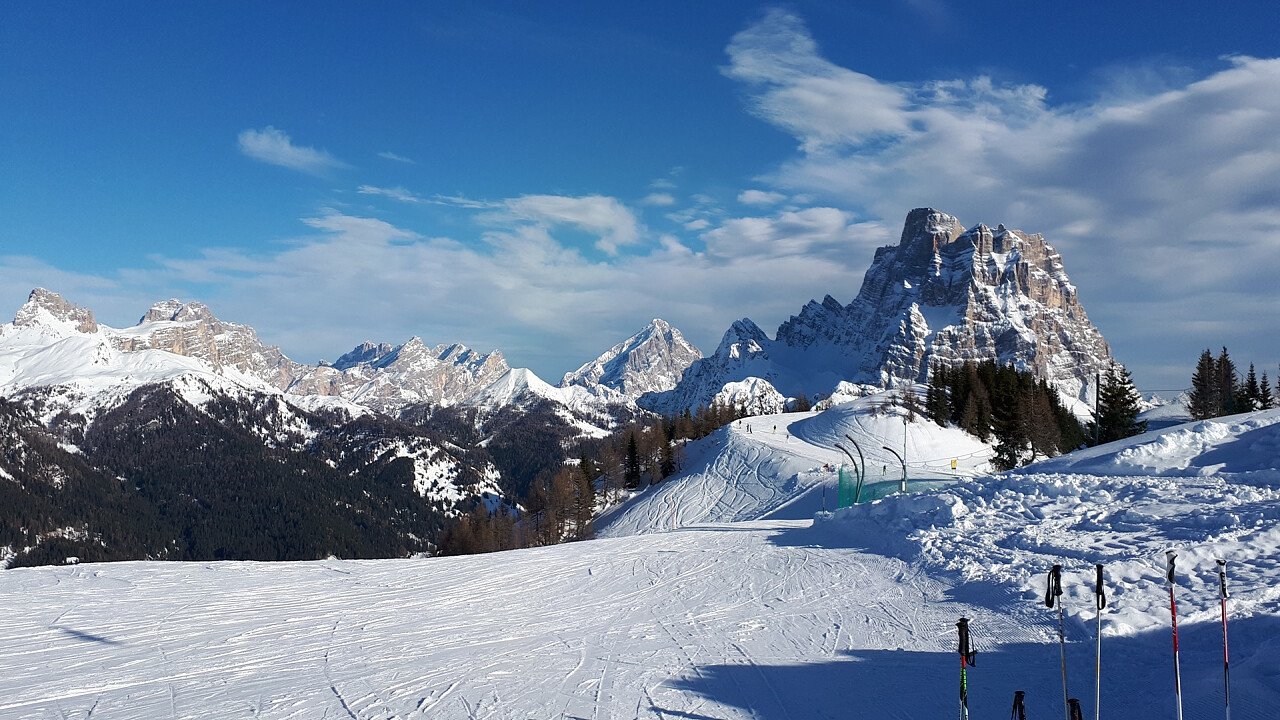 Skipisten mit Blick auf den Pelmo in Zoldo Alto