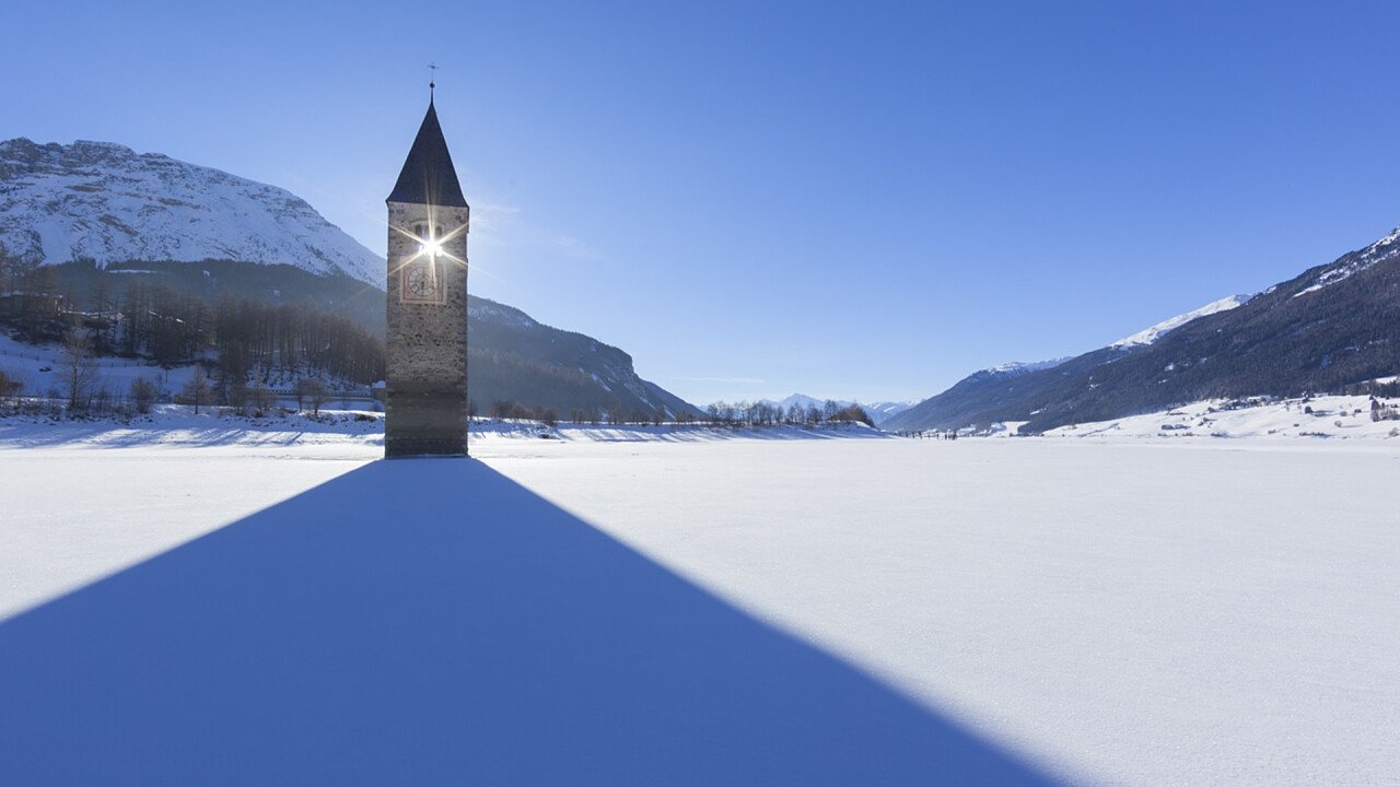 Lago di Resia coperto di neve