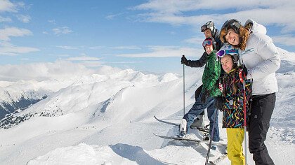 Familie mit Skis Reinswald Sarntal