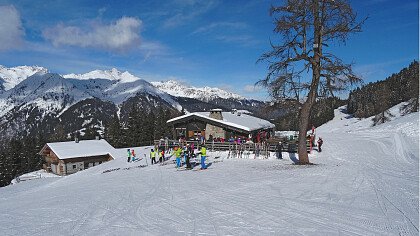 Skifahrer in einer Hütte in Madonna di Campiglio