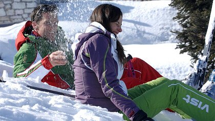 Kind auf dem Schneespielplatz