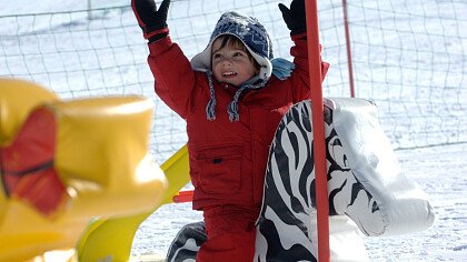 Kind auf dem Schneespielplatz